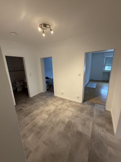 Schöne gepflegte helle Wohnung im 2.Obergeschoss – gr. Flurbereich