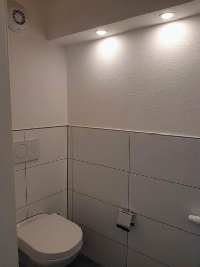 Kernsaniertes Einfamilienhaus mit Ausblick in ruhiger Lage – Gäste-WC
