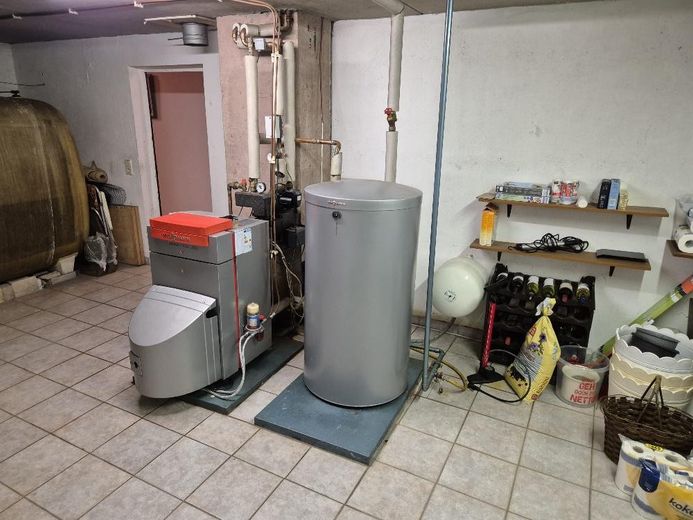 PROVISIONSFREIES gepflegtes freistehendes Einfamilienhaus mit Vollkeller und Kaminzimmer – Heizung KG