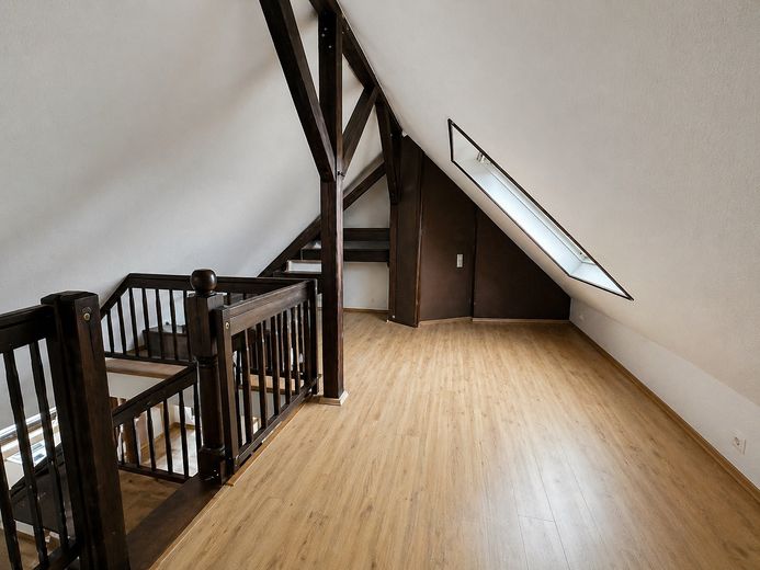 Jobcenter – جوب سنتر – Джобцентер – deine neue Wohnung ist fertig! – Großzügiges Dachgeschoss