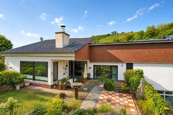 Architect-designed house with a dreamlike garden in a top location. (Living area 215m² + converted 75m²)