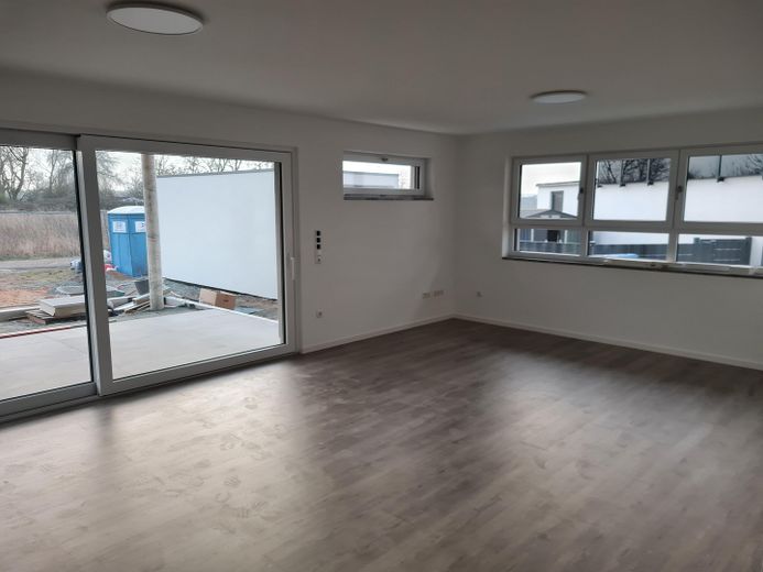 **Neubau Erstbezug, Traumhafte und moderne 4-ZIMMER EG.-Maisonette Whg. in Bischofsheim** – Wohnzimmer