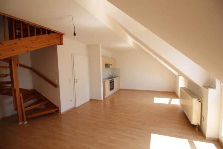 Stadtnahe lichtdurchflutete Maisonettewohnung mit Südbalkon am Waldrand – Wohn- und Essbereich