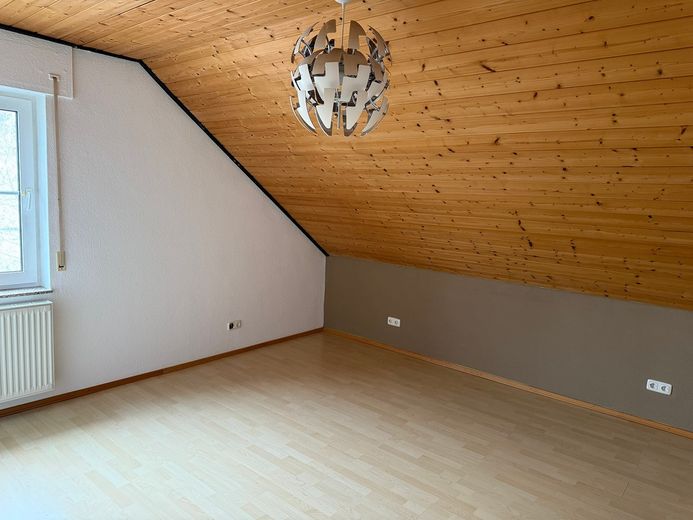 Gepflegtes Zweifamilienhaus mit freier Dachgeschosswohnung, großem Südgarten und Garage – Foto 19