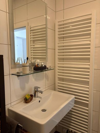 Helle 1-Zimmer-Wohnung mit großem Balkon, Einbauküche & Stellplatz in zentraler Lage – Bad_03
