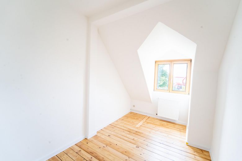 Altbautraum mit 110m² im DG, frisch renoviert, 4-Zimmer, mit neuer EBK und Gartennutzung – Zimmer 4