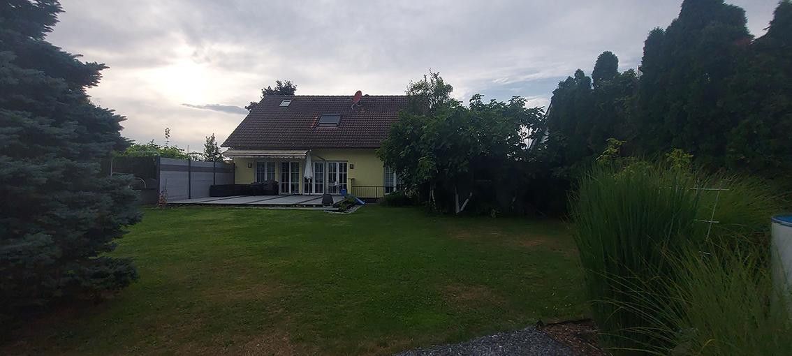 Geräumiges und modernisiertes 8-Zimmer-Einfamilienhaus mit geh. Innenausstattung in bester Lage – Rückansicht 1