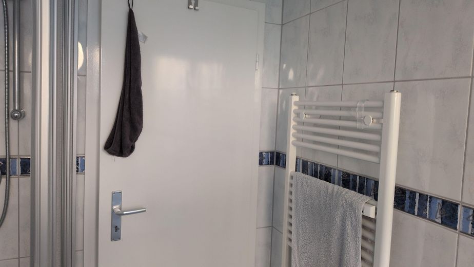 3,5 Raum-Whg. City, 2 Balkone, modernisiert, Bad: Wanne + Dusche + Fenster – Badezimmer mit Handtuschwärmer