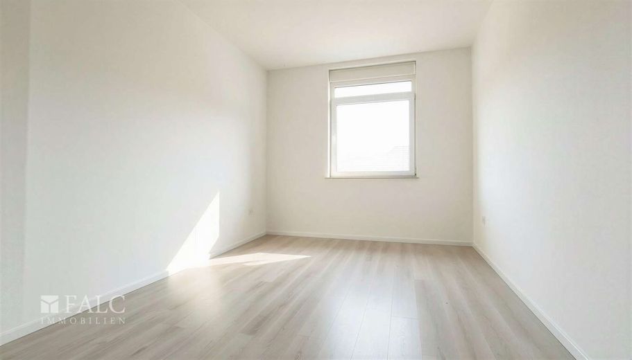 Renditeobjekt Marxloh - MFH mit 912 m² Wfl., sanierungsbedürftig – Schlafzimmer EG - (KI generiert)