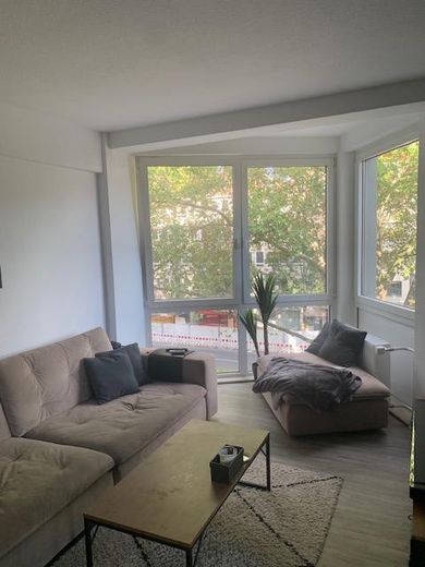 gepflegte 3-Zimmerwohnung im Herzen von Düsseldorf – Wohnbereich möbliert