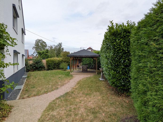 Provisionsfreies Ein-/Zweifamilienhaus mit schönem Garten – Garten Ostseite