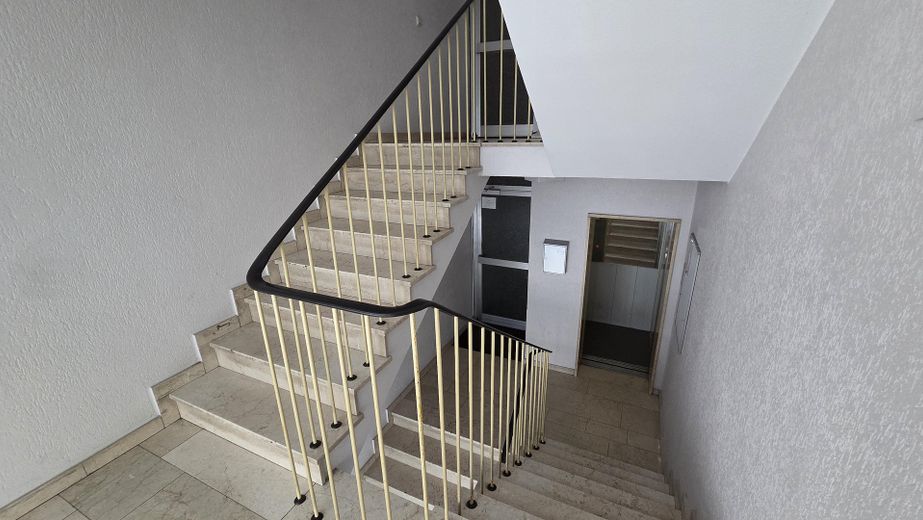 Vivienda moderna en Unterbilk: elegante apartamento con plaza de garaje subterráneo. – Gepflegtes Treppenhaus mit Per