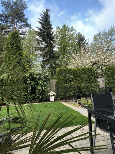 Modernes Einfamilienhaus mit Wintergarten, Doppelgarage und liebevoll angelegtem Garten in Schwendi – Foto 9