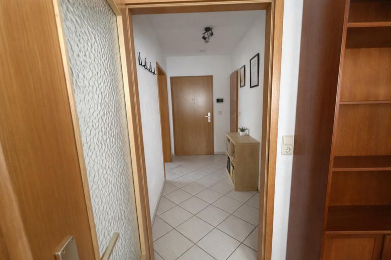 Pforzheim 2,5‑Zimmer Terrassenwohnung, TG‑Stellplatz, ruhige Lage Rodgebiet, sofort verfügbar – Flur