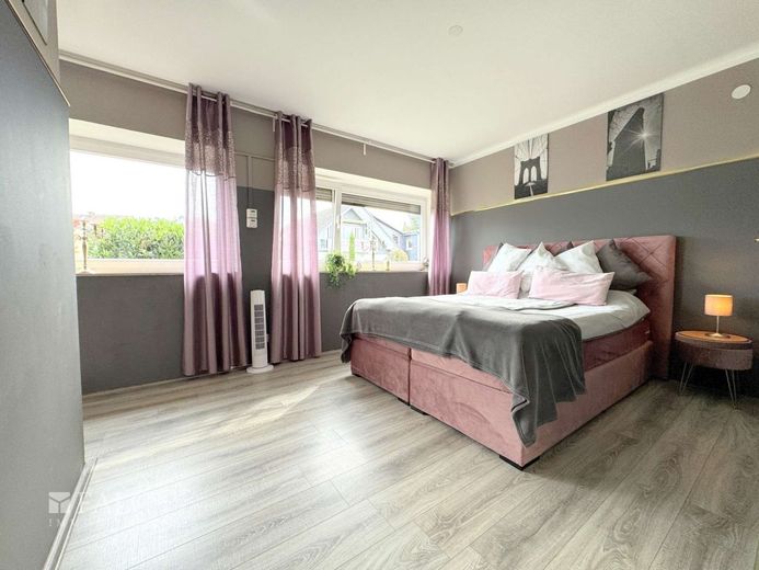 Moderner Flair trifft auf ruhige Idylle – Schlafzimmer