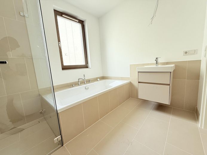 Erstbezug & provisionsfrei! Moderne 3-Zimmer-Wohnung mit 2 Balkonen und Aufzug H9-29 – Badezimmer