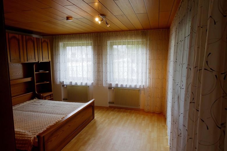 Großzügiger Bungalow auf weitläufigem Grundstück – und optionaler Pferdehaltung – Elternschlafzimmer