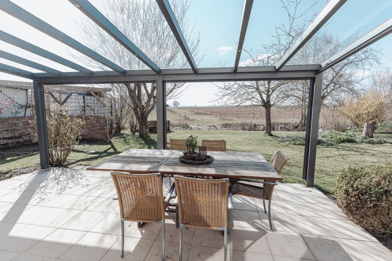Field-edge location & sunset, detached single-family house with 224 sqm and PV system – Terrasse Westseite