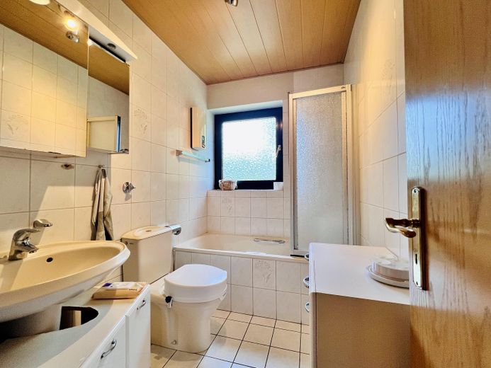 Badezimmer und Wanne