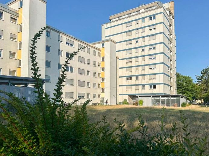 Şehir parkının yakınında, 8. katta engelsiz, geniş manzaralı ve hemen taşınılabilir 1 odalı daire – Fotoğraf 1