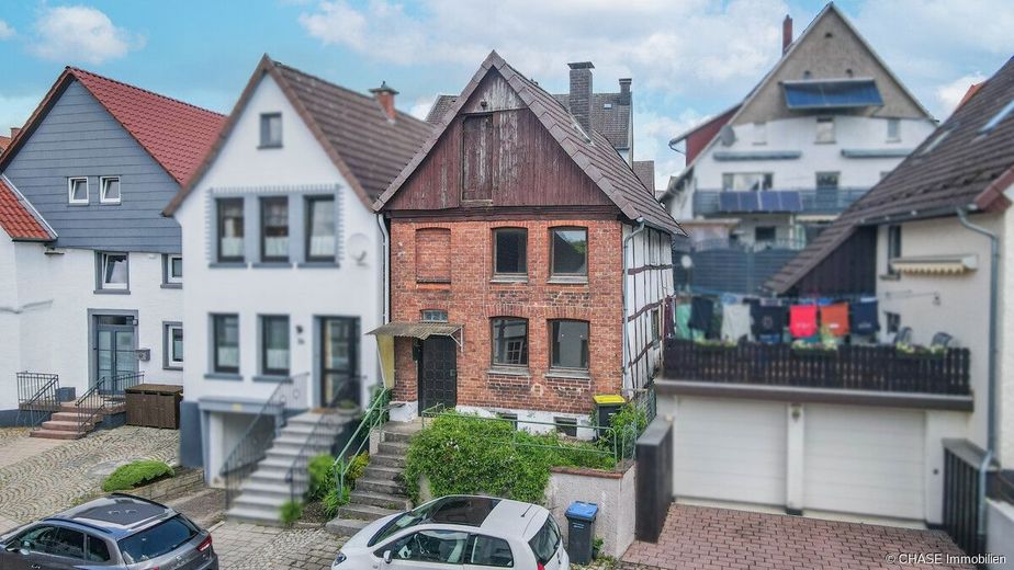 TOP-Lage zentral in Barntrup - Baugrundstück mit abrissreifem Fachwerkhaus! – Außenansicht - seitlich