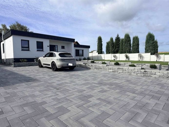 LUXUS:Sanierter Bungalow in Massivbauweise mit Schwimmhalle, Damwildgehege & sehr großen Grundstück! – Foto 1