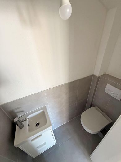 Frisch komplettsanierte 4-Zimmer-Wohnung mit Einbauküche & Balkon in Stuttgart-Bad Cannstatt – WC