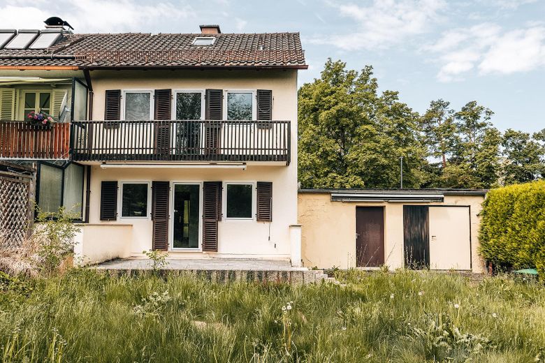 Traumhaftes Gartengrundstück 507qm Nähe Isarhochufer in Pullach mit großem Potential – Haus Gartenansicht mit Garage