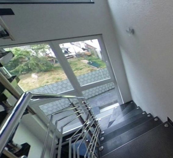 Moderne Luxusvilla: 432 m² Wohnfläche, PV-Anlage, Wärmepumpe & Sauna – Moderne Spindeltreppe