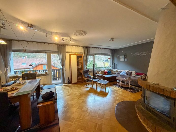 125 m² Kapitalanlage in Bad Wildbad - deutlich unter Markt vermietet | Garage | Kamin | Balkon – Wohnzimmer