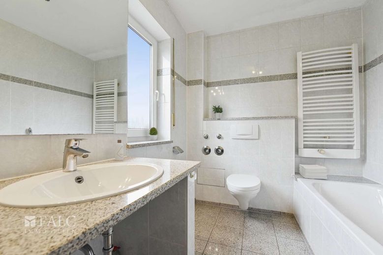 Moderne 3-Zimmerwohnung im Hochparterre in ruhiger Lage von Karlsruhe-Grünwettersbach – Tageslichtbad