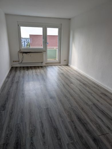 Frisch renoviert: 4 Zimmer, Balkon, EBK und Stellplatz – Wohnzimmer (original)