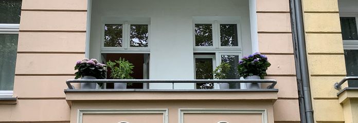 Stilvoll modernisierte Altbauwohnung mit Balkon im beliebten Florakiez – Balkon