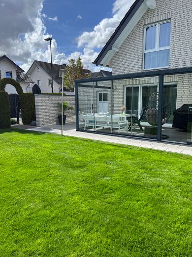 Privatverkauf - Einfamilienhaus mit Wintergarten, PV-Anlage & zwei Garagen in Kerpen-Sindorf – Garten + Wintergarten