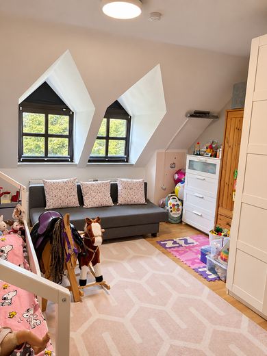 Remagen’in seçkin bir konumunda balkonlu ve çatı teraslı aydınlık maisonette daire – Kinderzimmer