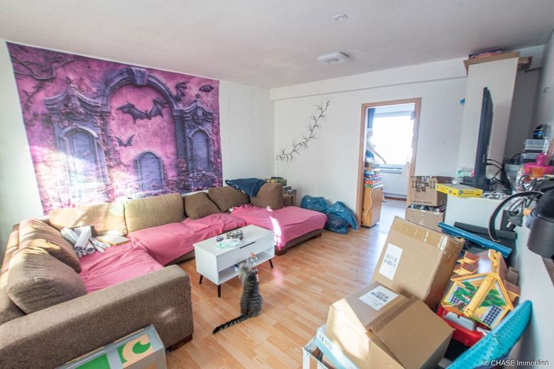2x Einfamilienhäuser mit Entwicklungspotenzial - Teilvermietete Kapitalanlage in Rollshausen! – Haus 1 Wohnzimmer