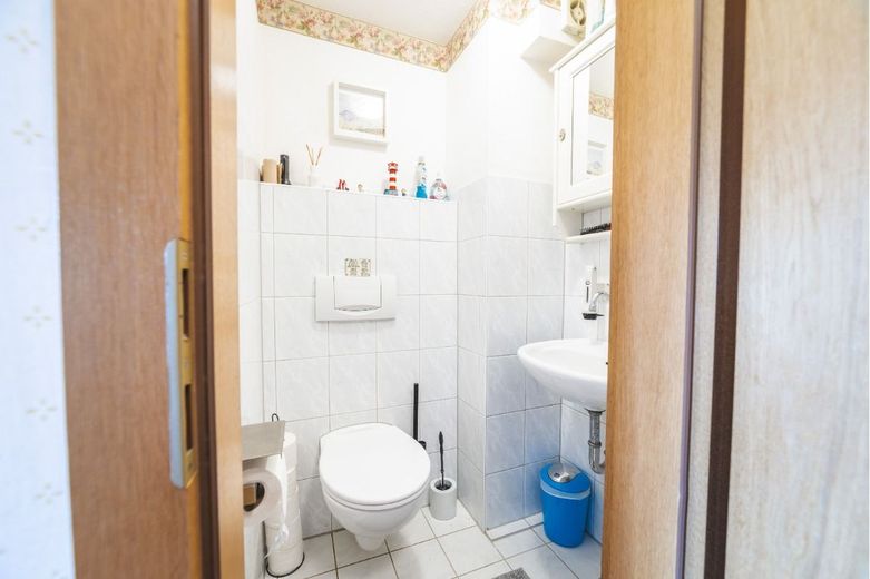 Charmante Doppelhaushälfte mit großem Grundstück und vielseitigem Entwicklungspotenzial – Gäste-WC
