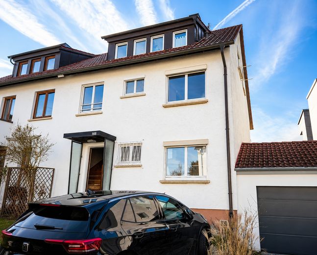 Stuttgart-Weilimdorf'un sakin bir konumunda, güney bahçeli komisyonsuz ikiz ev – Hausansicht