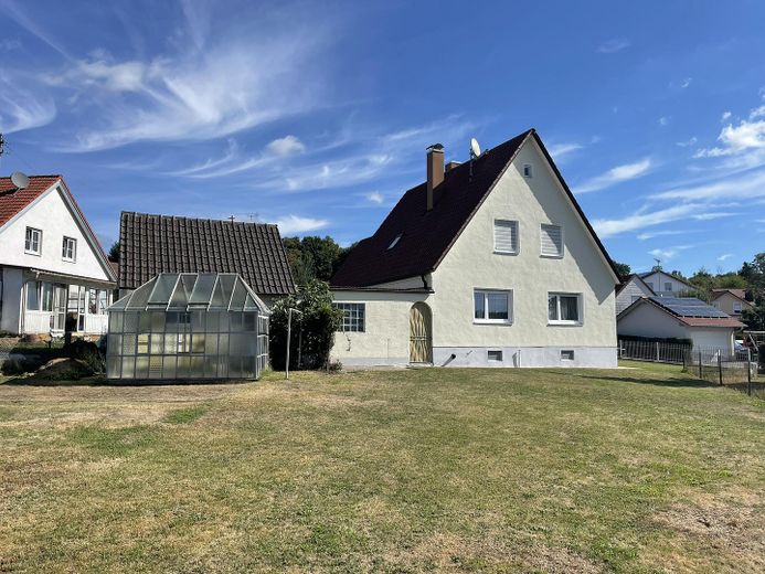 Freistehendes Einfamilienhaus mit großem Grundstück und viel Potenzial in Kühbach – Südansicht