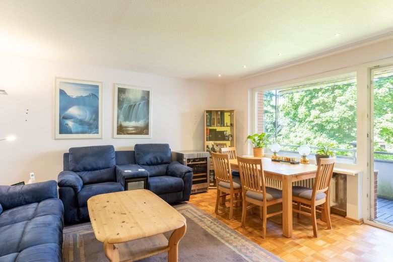 4-Zimmer-Wohnung in Wedel-Schulau mit Balkon und Tiefgaragenstellplatz – Wohnzimmer mit Balkonzugang
