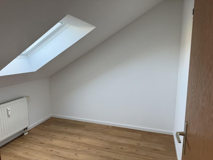 (Reserviert) Frisch renovierte 2,5-Zi.-DG-Wohnung mit Balkon & 2 Stellplätzen – provisionsfrei – Arbeitszimmer 1