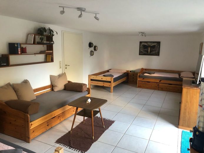Möblierte Unterkunft Wohnung in Ilshofen Monteurunterkunft – Wohn-Schlafzimmer
