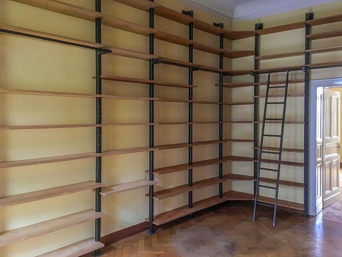 Düsseldorf'ta 2 balkonlu ve ankastre mutfaklı, özel ve hayranlık uyandıran 5 odalı eski bina dairesi – Bibliothek Regalsystem