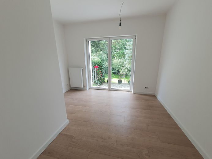Traumhafte 3 Zimmer EG Wohnung mit Doppelgarage zu vermieten – Schlafzimmer