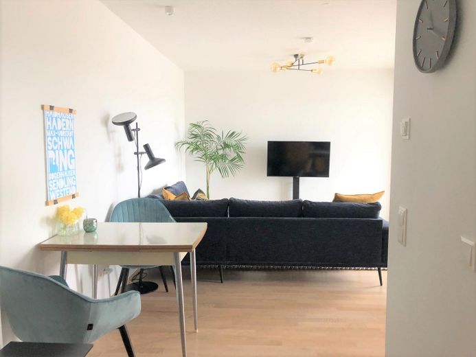 Luxus über den Dächern von München: stylisch möblierte 2-Zi-Whg. – Essbereich