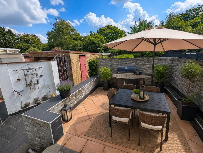Terrasse EG vom Wohnzimmer.