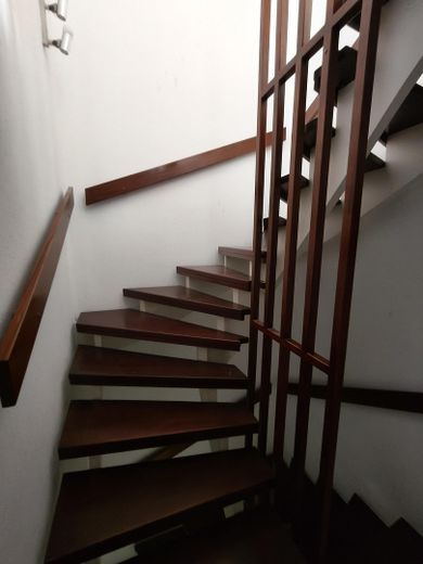 Attraente casa a schiera centrale di 5 locali in posizione privilegiata nei quartieri Wolfram e Herrenbach – Treppenhaus