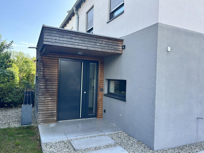 Moderna y luminosa vivienda pareada de planta abierta con jardín – Foto 20