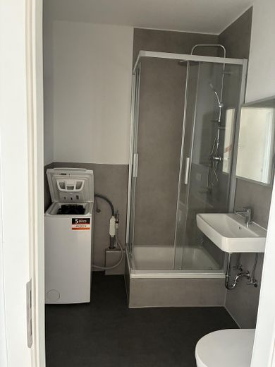 Frisch renovierte 2-Zimmer-Wohnung mit Balkon & Einbauküche – ideal für WG oder Singlehaushalt – Modernes Duschbad inkl. WC
