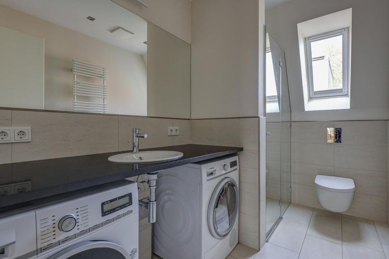Über den Dächern von Schmargendorf – großzügige Maisonettewohnung mit Galerie & Dachterrasse – Gästebad 